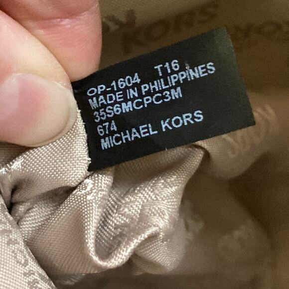 MICHAEL KORS, SMALL CINDY GOLD LEATHER CROSSBODY BAG - Picture 8 of 12